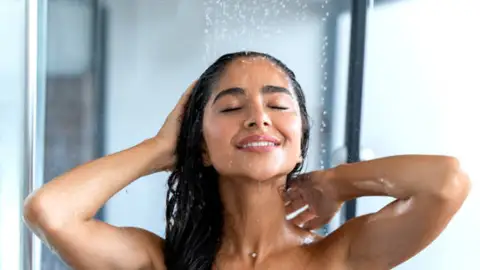 ¿Es peligroso ducharse con agua fría en plena ola de calor? Esto dice la ciencia ¿Es peligroso ducharse con agua fría en plena ola de calor? Esto dice la ciencia