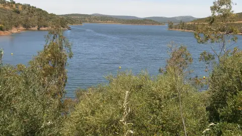 La Confederación Hidrográfica del Guadiana levanta la prohibición de navegar en el Embalse Peña del Águila La Confederación Hidrográfica del Guadiana levanta la prohibición de navegar en el Embalse Peña del Águila