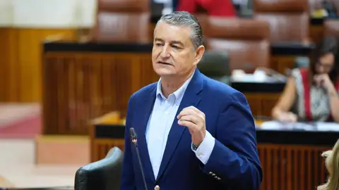 El consejero de la Presidencia, Interior, Diálogo Social y Simplificación Administrativa, Antonio Sanz, en el Pleno del Parlamento andaluz. - JOAQUÍN CORCHERO/PARLAMENTO DE ANDALUCÍA El consejero de la Presidencia, Interior, Diálogo Social y Simplificación Administrativa, Antonio Sanz, en el Pleno del Parlamento andaluz. - JOAQUÍN CORCHERO/PARLAMENTO DE ANDALUCÍA