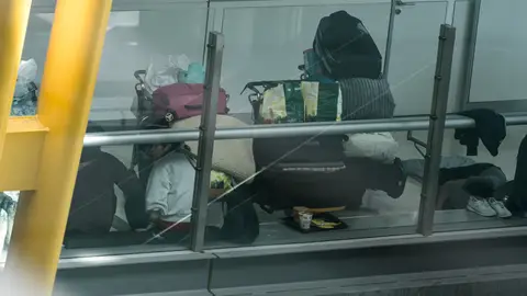 Personas pernoctando en el Aeropuerto de Barajas Personas pernoctando en el Aeropuerto de Barajas