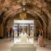 Varias personas observan las pinturas murales del Monasterio de Sijena expuestas en el Museu Nacional d’Art de Catalunya (MNAC), a 29 de mayo de 2025, en Barcelona
