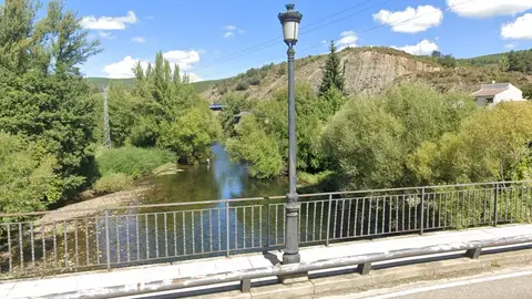 Tensión tras la caída de seis personas desde dos canoas en el río Luna Tensión tras la caída de seis personas desde dos canoas en el río Luna