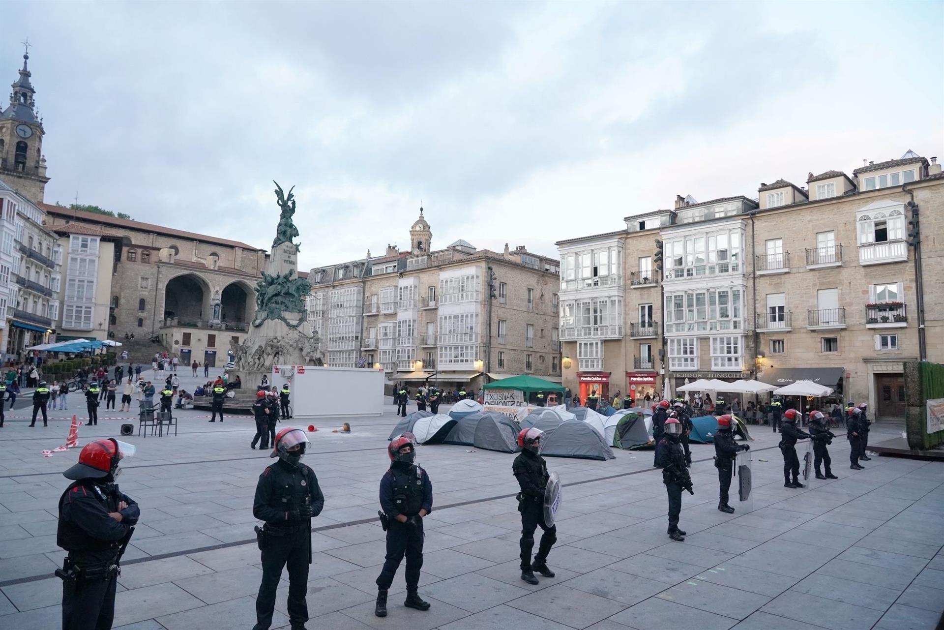 Heridos siete policías y cuatro jóvenes detenidos en los incidentes por la acampada 'no comunicada' de GKS en Vitoria Heridos siete policías y cuatro jóvenes detenidos en los incidentes por la acampada 'no comunicada' de GKS en Vitoria