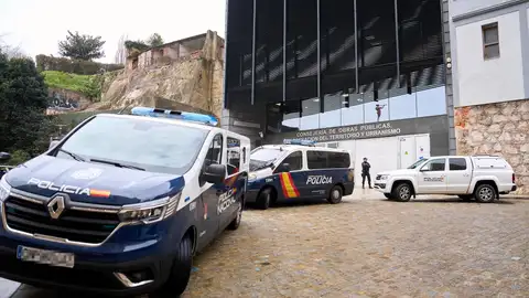 Coches de policía en la entrada de la Consejería de Obras Públicas cuando se hizo el registro Coches de policía en la entrada de la Consejería de Obras Públicas cuando se hizo el registro
