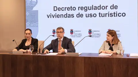 El consejero de Cultura, Turismo y Deporte, Luis Martínez Abad, presenta en rueda de prensa el decreto de viviendas de uso turístico El consejero de Cultura, Turismo y Deporte, Luis Martínez Abad, presenta en rueda de prensa el decreto de viviendas de uso turístico