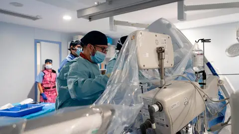 Grupo Policlínica mejora su Servicio de Hemodinámica con las innovaciones más avanzadas y ya prepara la llegada de la cirugía robótica cardíaca. Grupo Policlínica mejora su Servicio de Hemodinámica con las innovaciones más avanzadas y ya prepara la llegada de la cirugía robótica cardíaca.