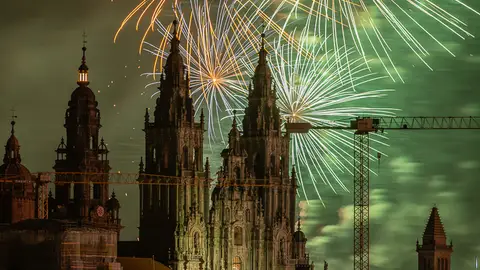 Los Fuegos del Apóstol volvieron a vestir de luz y color el cielo de Compostela Los Fuegos del Apóstol volvieron a vestir de luz y color el cielo de Compostela