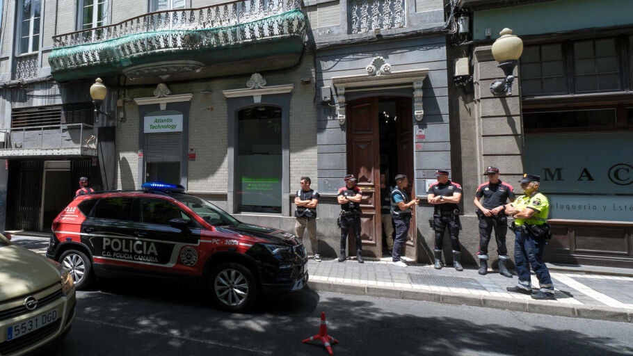 Agentes de la Polic&iacute;a Canaria registras por orden judicial la sede en Las Palmas de Gran Canaria Qu&oacute;rum Social 77, en una operaci&oacute;n que ha provocado el cierre de un centro de acogida de menores migrantes que gestiona para la comunidad aut&oacute;noma en la localidad de Arinaga.