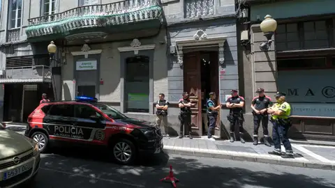 Agentes de la Policía Canaria registras por orden judicial la sede en Las Palmas de Gran Canaria Quórum Social 77, en una operación que ha provocado el cierre de un centro de acogida de menores migrantes que gestiona para la comunidad autónoma en la localidad de Arinaga. Agentes de la Policía Canaria registras por orden judicial la sede en Las Palmas de Gran Canaria Quórum Social 77, en una operación que ha provocado el cierre de un centro de acogida de menores migrantes que gestiona para la comunidad autónoma en la localidad de Arinaga.