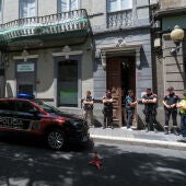 Agentes de la Policía Canaria registras por orden judicial la sede en Las Palmas de Gran Canaria Quórum Social 77, en una operación que ha provocado el cierre de un centro de acogida de menores migrantes que gestiona para la comunidad autónoma en la localidad de Arinaga.