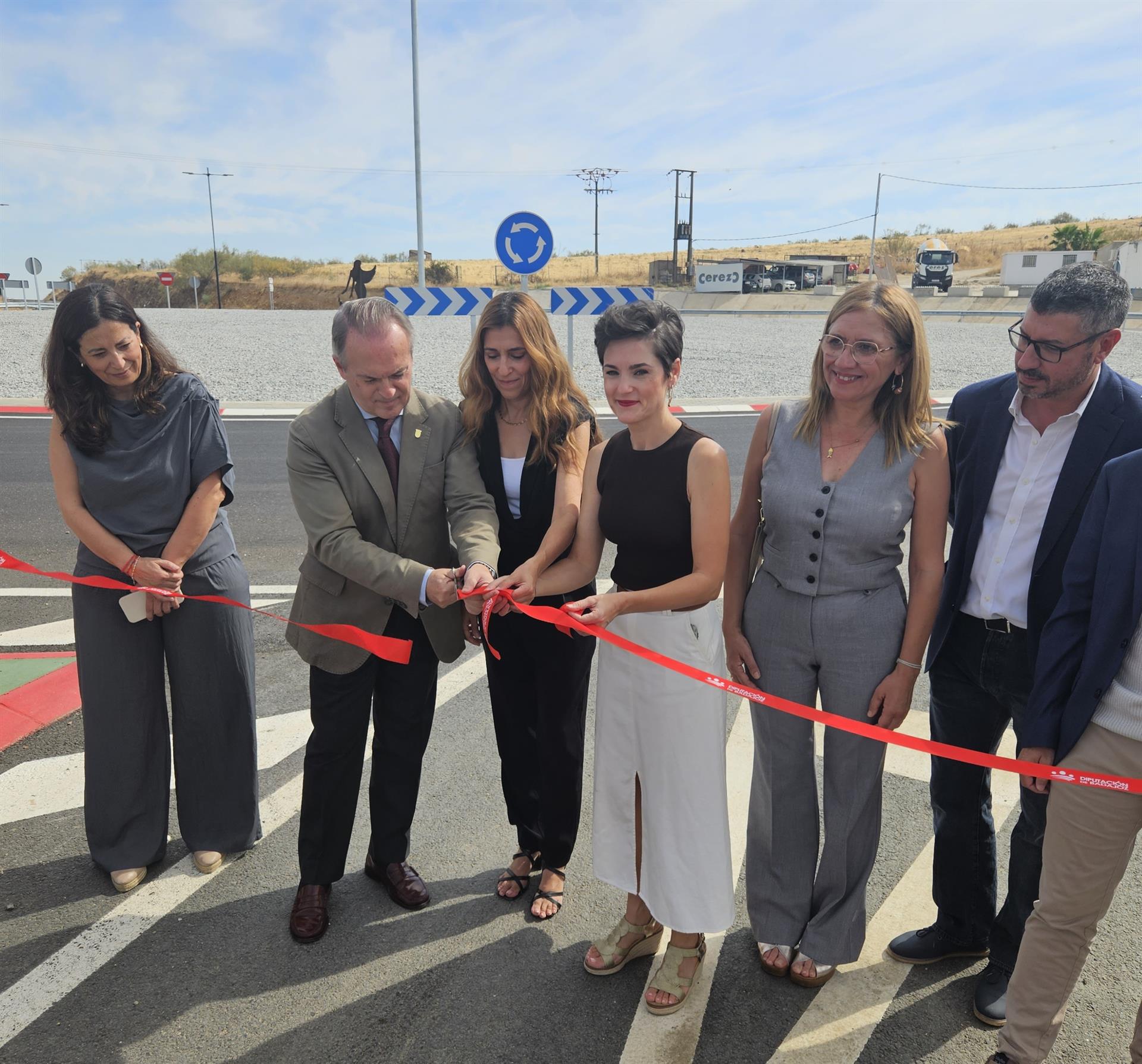La glorieta Las Arenas en Villanueva de la Serena canalizará el tráfico de cinco vías y mejorará la seguridad vial La glorieta Las Arenas en Villanueva de la Serena canalizará el tráfico de cinco vías y mejorará la seguridad vial