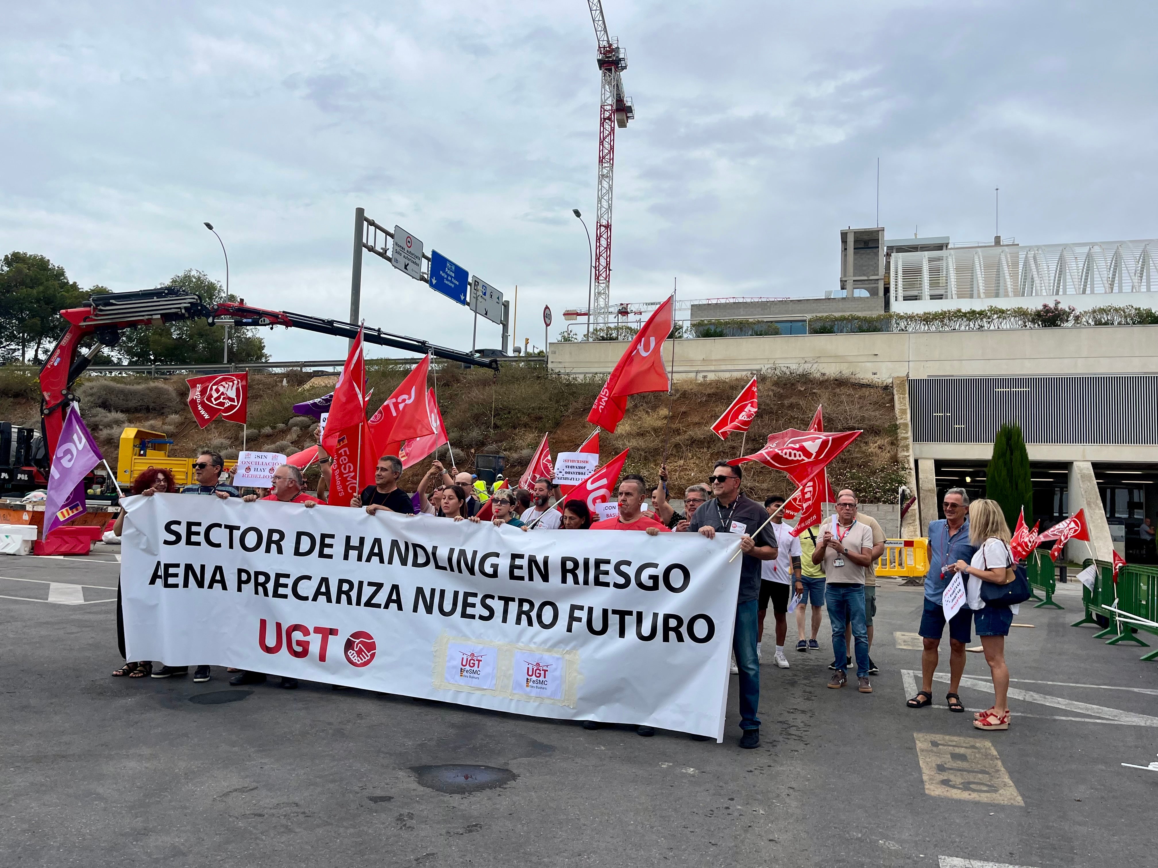 Los trabajadores del sector aéreo amenazan con paralizar en agosto el aeropuerto de Palma Los trabajadores del sector aéreo amenazan con paralizar en agosto el aeropuerto de Palma