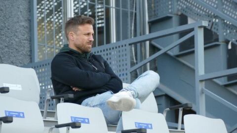 Jos&eacute; Mar&iacute;a Cases, director deportivo del Orihuela CF, en las gradas de Los Arcos