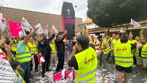 Los trabajadores del TIB, en la concentración organizada en la Estación Intermodal de Palma, en la primera jornada de huelga indefinida. Los trabajadores del TIB, en la concentración organizada en la Estación Intermodal de Palma, en la primera jornada de huelga indefinida.