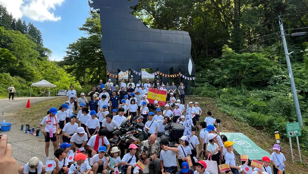 Niños y niñas de una escuela local reciben a Álamo en Japón Niños y niñas de una escuela local reciben a Álamo en Japón