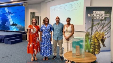 La joyera Isabel Guarch en el centro, flanqueada por Joan Rams y Debora Morrison de la Fundación Palma Aquarium (a la derecha) y la periodista Elka Dimitrova (a la izquierda) La joyera Isabel Guarch en el centro, flanqueada por Joan Rams y Debora Morrison de la Fundación Palma Aquarium (a la derecha) y la periodista Elka Dimitrova (a la izquierda)