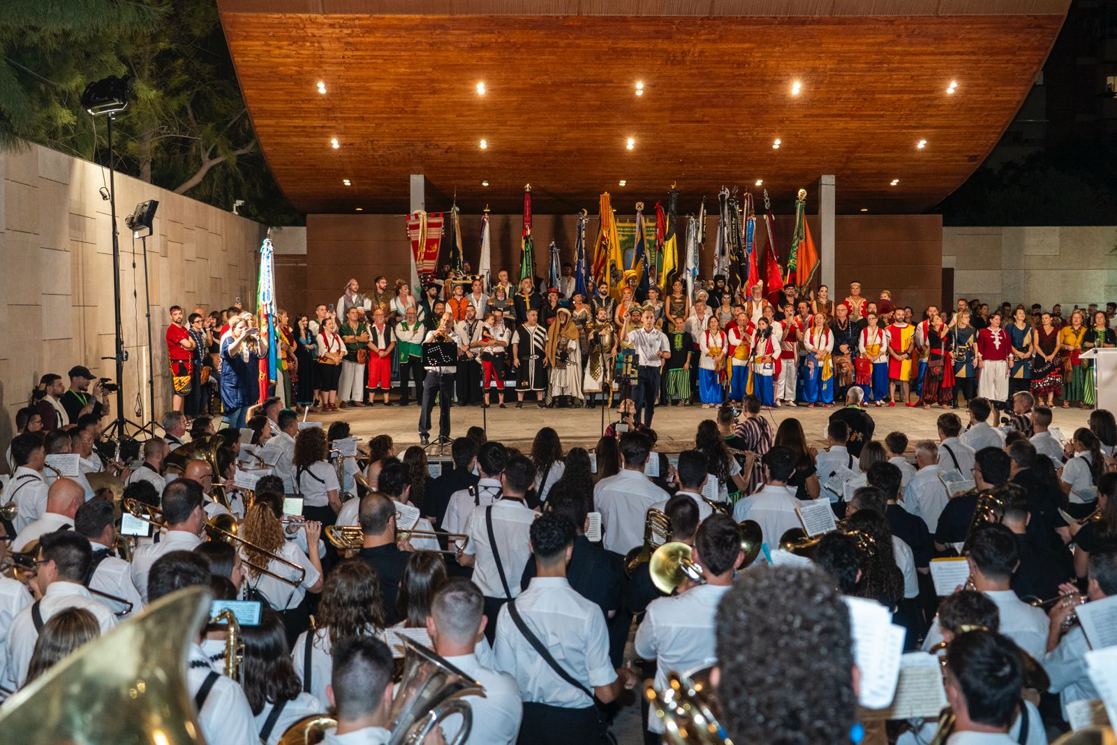 La Vila inicia sus fiestas de Moros y Cristianos con la Entrada de Bandas La Vila inicia sus fiestas de Moros y Cristianos con la Entrada de Bandas