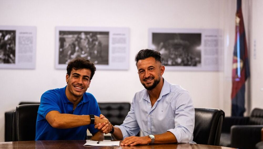 Manu Sánchez firmando el contrato