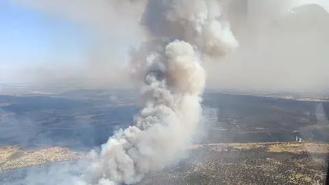 El viento complica las labores de extinción en dos incendios forestales en Arroyomolinos y en Tres Arroyos en Badajoz El viento complica las labores de extinción en dos incendios forestales en Arroyomolinos y en Tres Arroyos en Badajoz