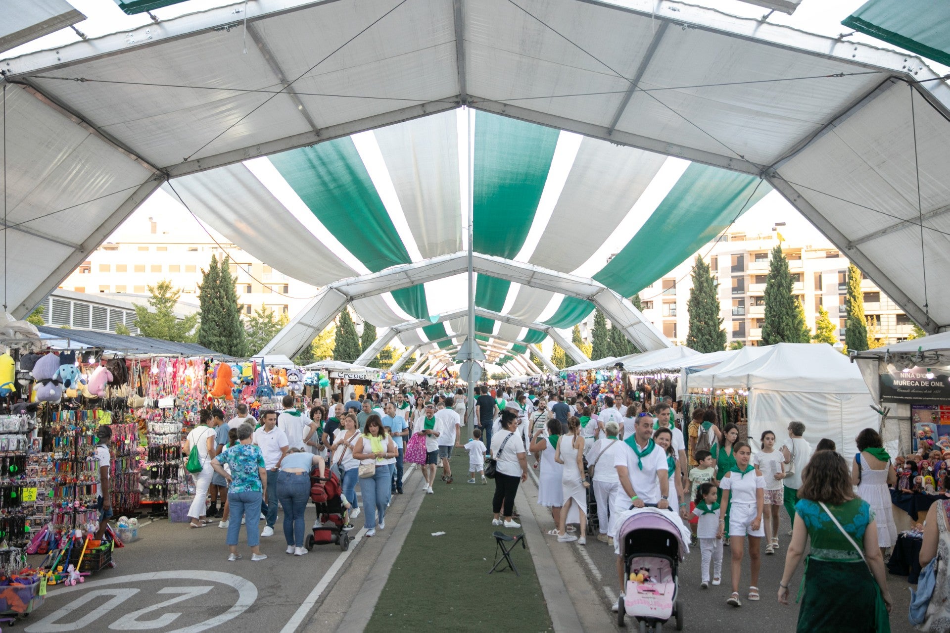 66 puestos en el mercado ambulante de la avenida de los Monegros en Huesca 66 puestos en el mercado ambulante de la avenida de los Monegros en Huesca