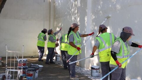Diez personas desempleadas se forman y trabajan en instalaciones municipales con "Emple@ Manzanares"