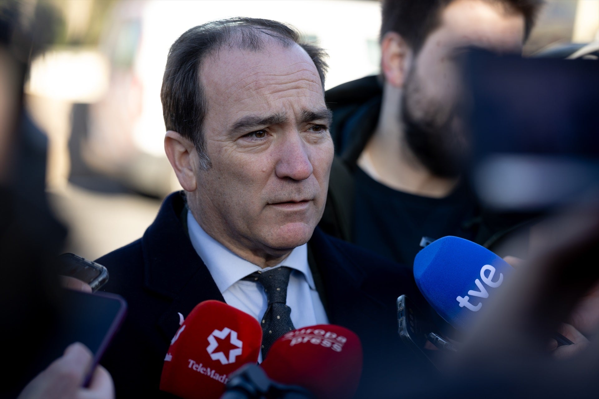 Madrid recrimina a Aena haber roto las negociaciones sobre las personas que dormían en Barajas: "Hay que ser muy desalmado" Madrid recrimina a Aena haber roto las negociaciones sobre las personas que dormían en Barajas: "Hay que ser muy desalmado"