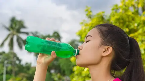 Si no bebes suficiente agua, esto es lo que le pasa a tu cuerpo (y cómo descubrirlo a tiempo) Si no bebes suficiente agua, esto es lo que le pasa a tu cuerpo (y cómo descubrirlo a tiempo)