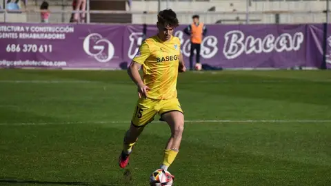 Álex Serradell completa el cuarteto de centrales del Eldense. Álex Serradell completa el cuarteto de centrales del Eldense.