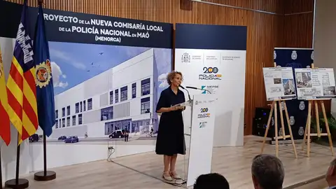 Aina Calvo durante su intervención en Maó. Aina Calvo durante su intervención en Maó.