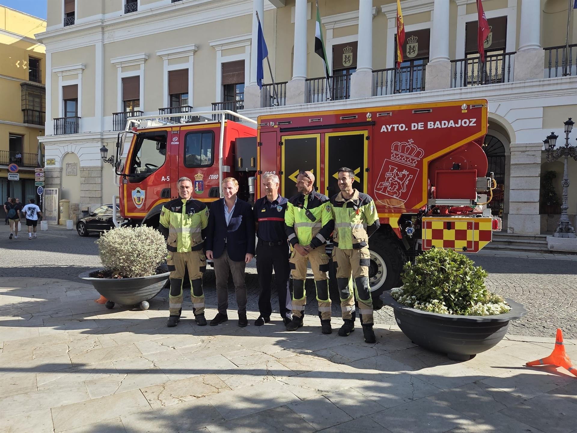 El Cuerpo de Bomberos de Badajoz incorpora una autobomba forestal pesada que permite la extinción con el vehículo en marcha El Cuerpo de Bomberos de Badajoz incorpora una autobomba forestal pesada que permite la extinción con el vehículo en marcha