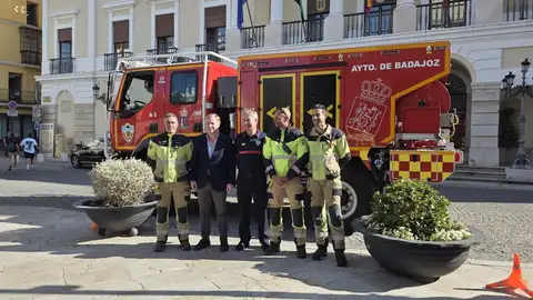 El Cuerpo de Bomberos de Badajoz incorpora una autobomba forestal pesada que permite la extinción con el vehículo en marcha El Cuerpo de Bomberos de Badajoz incorpora una autobomba forestal pesada que permite la extinción con el vehículo en marcha