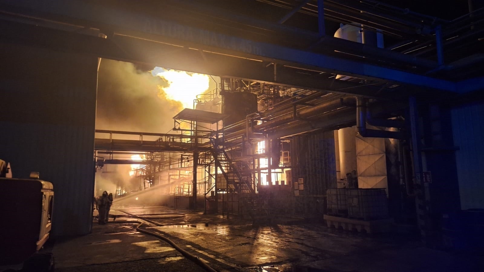 Un incendio en una empresa química de Zuera obliga a confinar varias poblaciones del entorno Un incendio en una empresa química de Zuera obliga a confinar varias poblaciones del entorno