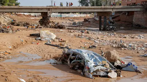 Restos de vehículos arrastrados por la corriente en el barranco del Poyo en Paiporta, Valencia. Restos de vehículos arrastrados por la corriente en el barranco del Poyo en Paiporta, Valencia.