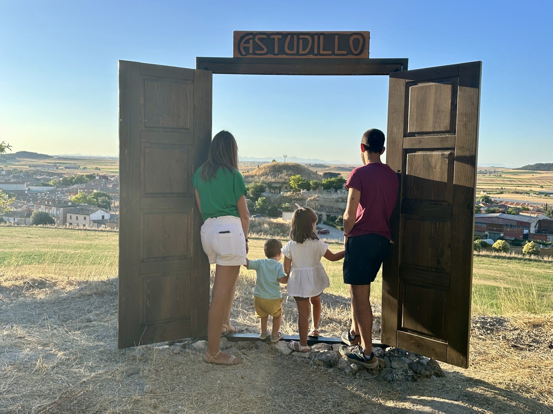 Astudillo enmarca su paisaje con una ventana en el mirador de las yeseras Astudillo enmarca su paisaje con una ventana en el mirador de las yeseras