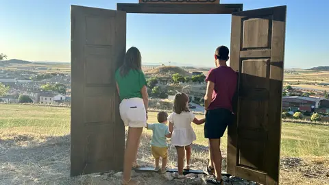 Astudillo enmarca su paisaje con una ventana en el mirador de las yeseras .