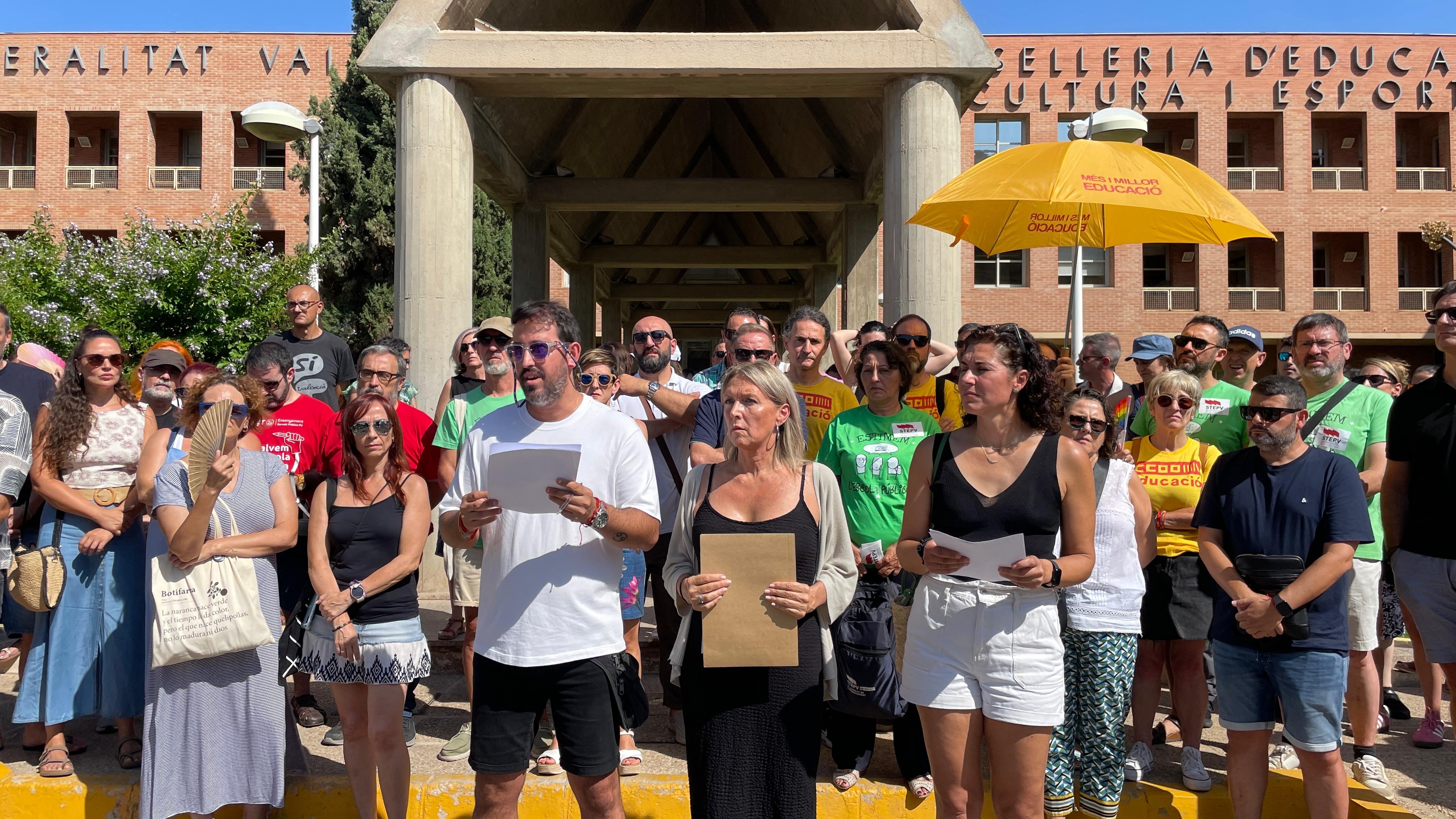 Directores de centros valencianos exigen una política educativa que priorice la inversión en la escuela pública Directores de centros valencianos exigen una política educativa que priorice la inversión en la escuela pública