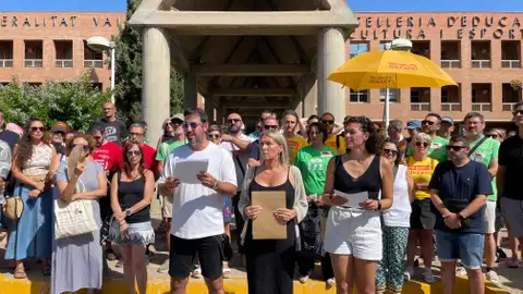 La Associació de Directors d'Escola Pública se concentra delante de la Conselleria de Educación para reivindicar una gestión de calidad de la educación pública. La Associació de Directors d'Escola Pública se concentra delante de la Conselleria de Educación para reivindicar una gestión de calidad de la educación pública.