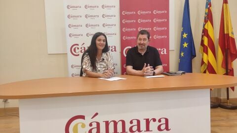 Cristina Torres y Mario Mart&iacute;nez, vicepresidenta y presidente de C&aacute;mara Orihuela en la presentaci&oacute;n de la VI Noche de la Econom&iacute;a