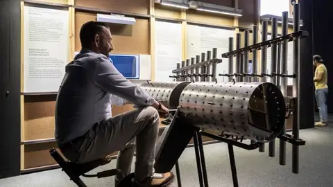 Un visitante prueba la composing machine en la exposición 'Música y matemáticas en CaixaForum Zaragoza Un visitante prueba la composing machine en la exposición 'Música y matemáticas en CaixaForum Zaragoza