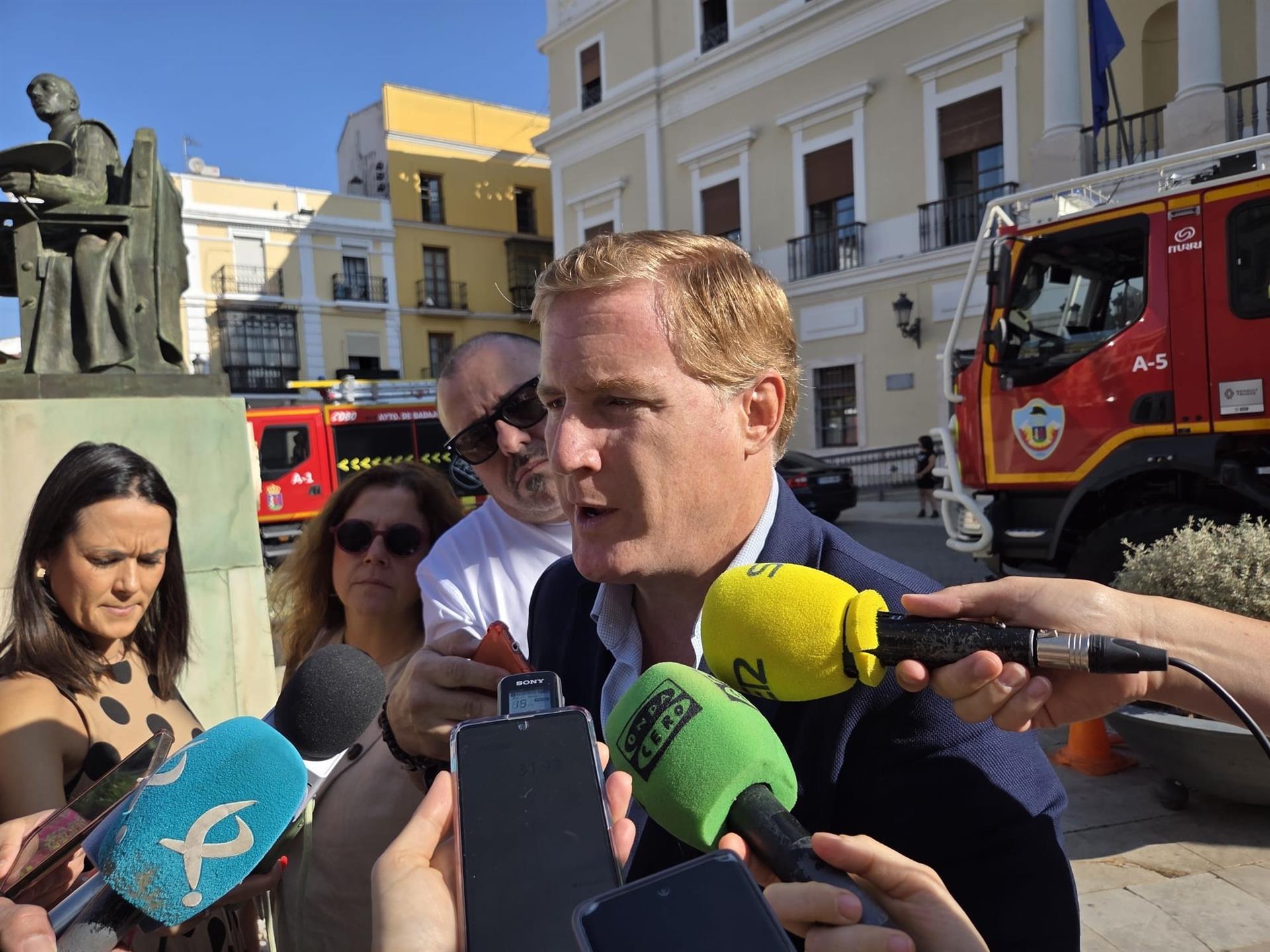 El alcalde de Badajoz destaca la importancia de las obras en el río aunque pueden ocasionar "muchos inconvenientes" El alcalde de Badajoz destaca la importancia de las obras en el río aunque pueden ocasionar "muchos inconvenientes"
