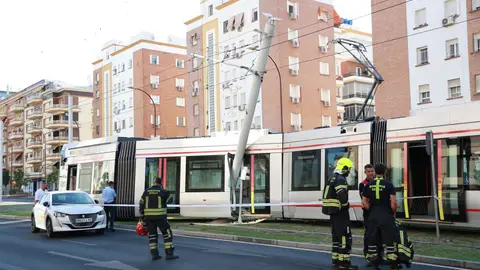 Accidente del tranvía en San Francisco Javier tras chocar contra una catenaria Accidente del tranvía en San Francisco Javier tras chocar contra una catenaria