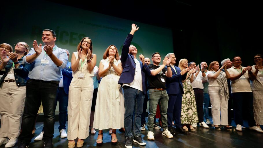 Ejecutiva de Nueva Canarias con el nuevo secretario general, Luis Campos, en el centro con la mano levantada