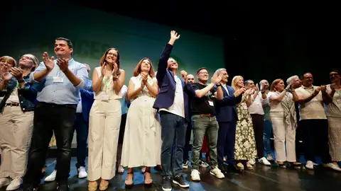 Ejecutiva de Nueva Canarias con el nuevo secretario general, Luis Campos, en el centro con la mano levantada Ejecutiva de Nueva Canarias con el nuevo secretario general, Luis Campos, en el centro con la mano levantada