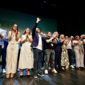 Ejecutiva de Nueva Canarias con el nuevo secretario general, Luis Campos, en el centro con la mano levantada