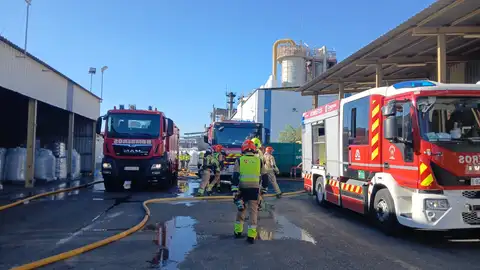 Dispositivo trabajando en las labores de extinción del incendio en industria química de Zuera Dispositivo trabajando en las labores de extinción del incendio en industria química de Zuera