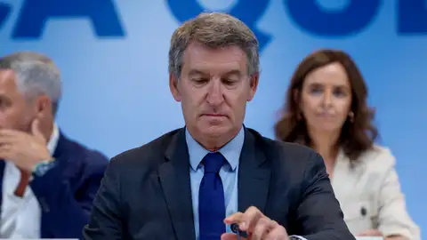 Feijóo acusa a Sánchez de “corrupción, hipocresía y falta de escrúpulos” y promete “una limpieza total” si gobierna Feijóo acusa a Sánchez de “corrupción, hipocresía y falta de escrúpulos” y promete “una limpieza total” si gobierna