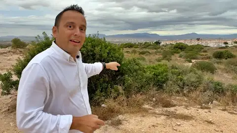 Borja Merino señala el solar donde se construirá el consultorio médico de Gran Alacant Borja Merino señala el solar donde se construirá el consultorio médico de Gran Alacant