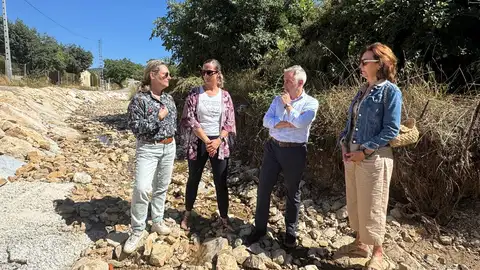 Miguel Barrachina visita las obras de reparación de caminos rurales en el término municipal de Catí Miguel Barrachina visita las obras de reparación de caminos rurales en el término municipal de Catí