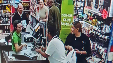 Desarticulado un grupo criminal que sustraía dinero de pequeños negocios por el método del coleccionista de billetes .