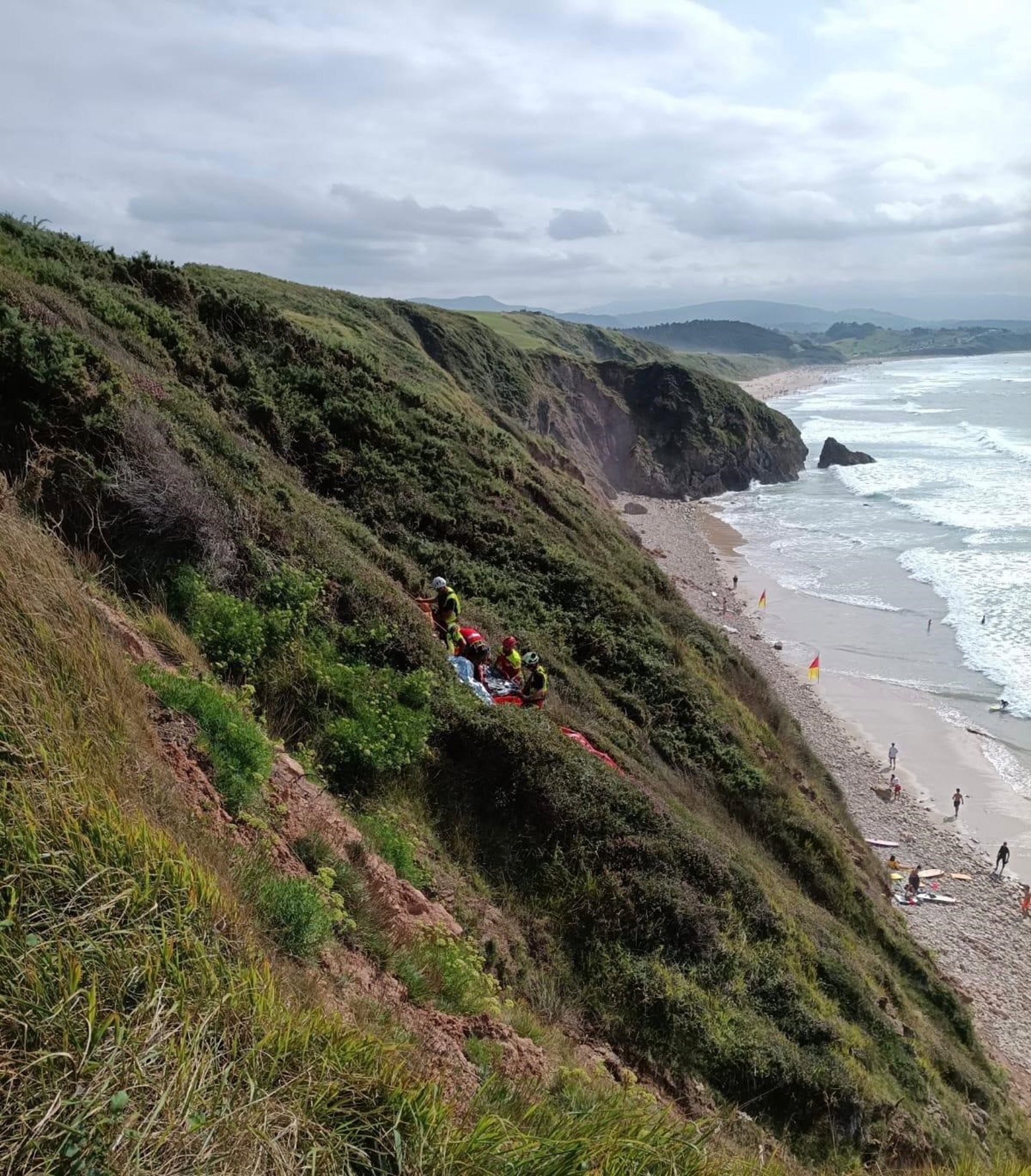 Rescatado un parapentista francés que impactó contra el acantilado de la playa de Gerra y sufrió varias fracturas Rescatado un parapentista francés que impactó contra el acantilado de la playa de Gerra y sufrió varias fracturas